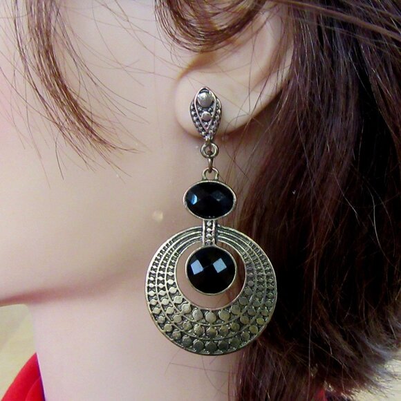Textured brass dangling pierced earrings with faux onyx stones - Picture 2 of 8
